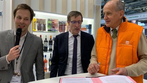 Benjamin Perdreau, responsable RSE de LCA (à g.), en charge du dossier gaspillage alimentaire, Dominique Chargé, président de LCA, et Jacques Bailet, président du réseau des Banques alimentaires, lors de la signature de la convention au Sia. © H. LAURANDEL
